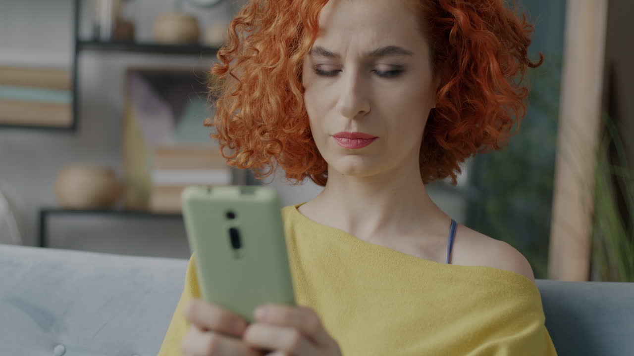 mujer usando teléfono inteligente en el sofá