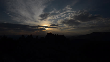 silueta de montañas rocosas en la puesta de sol