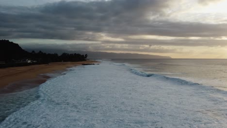 Toma-Cinematográfica-De-Drones-De-4k-De-Grandes-Olas-Rompiendo-En-La-Playa-De-Banzai-En-La-Costa-Norte-De-Oahu-Durante-La-Puesta-De-Sol