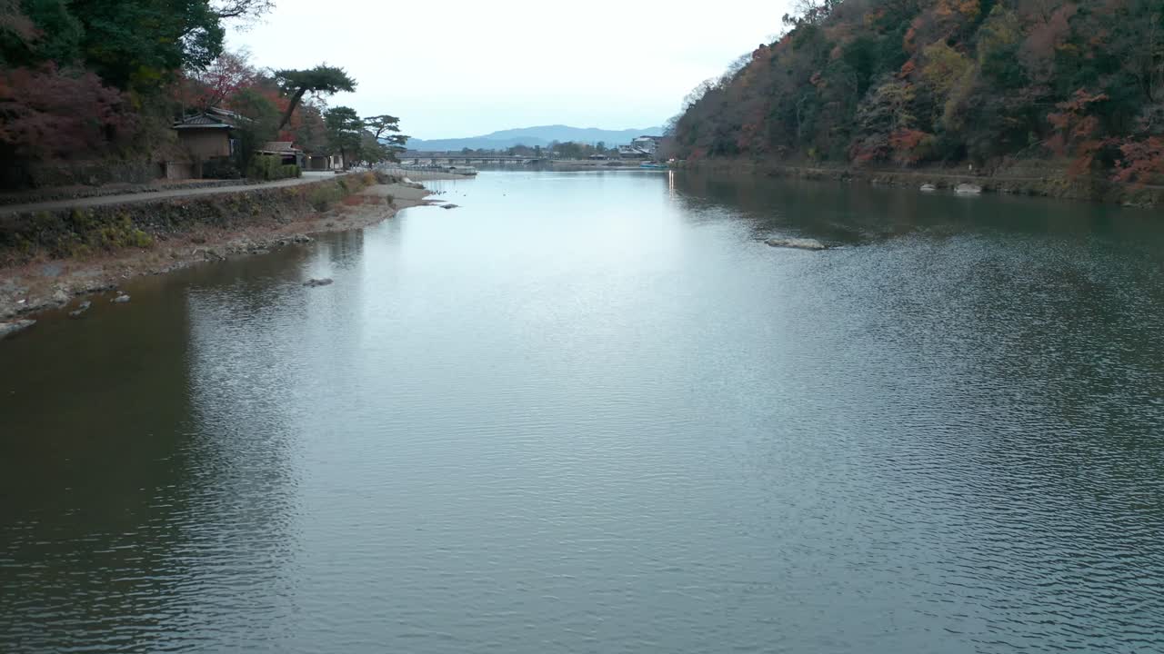 카츠라 강에서 아라시야마 설정 샷, 느린 공중 기울기