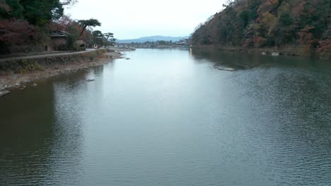 arashiyama estableciendo disparo en el río katsura, inclinación aérea lenta