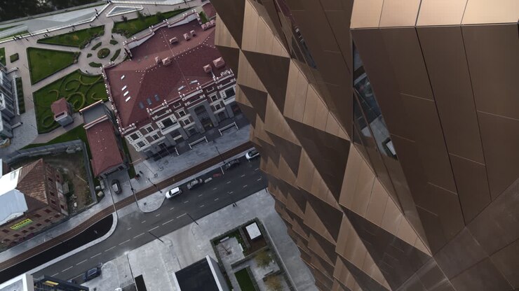 Paesaggio urbano con architettura moderna e storica