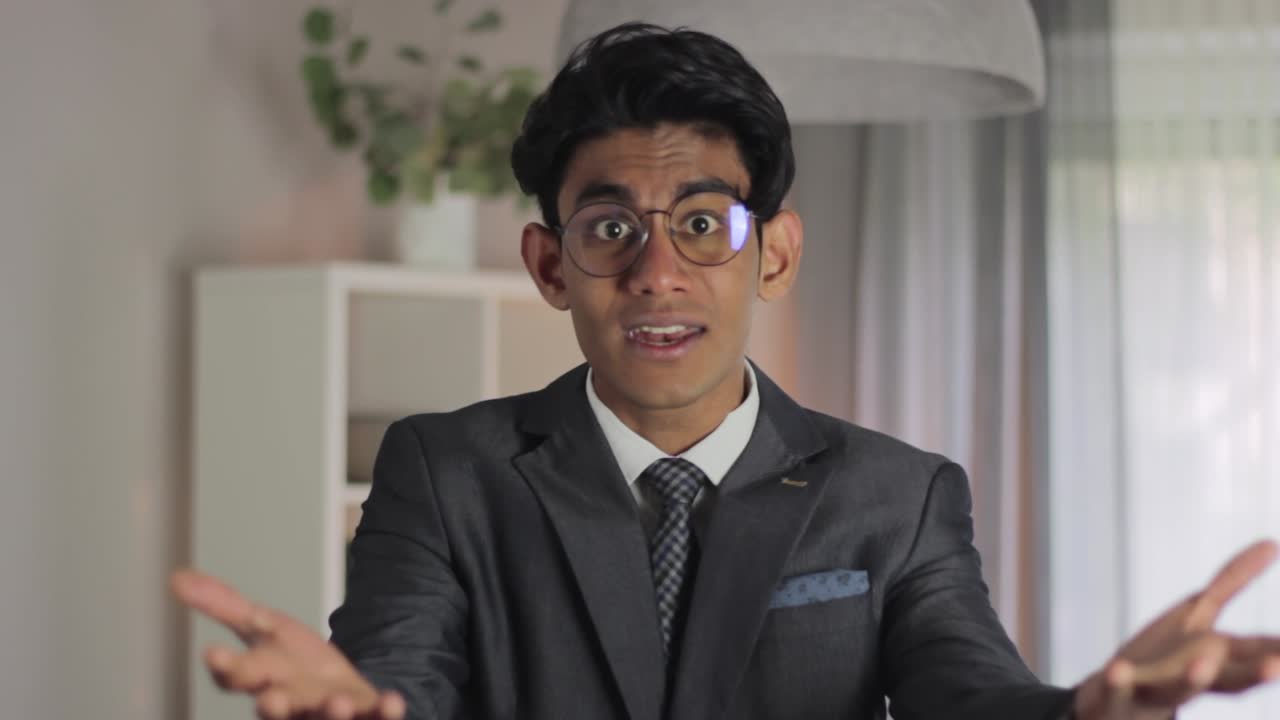 전문 사업가가 화를 내며 양손으로 몸짓을 한다