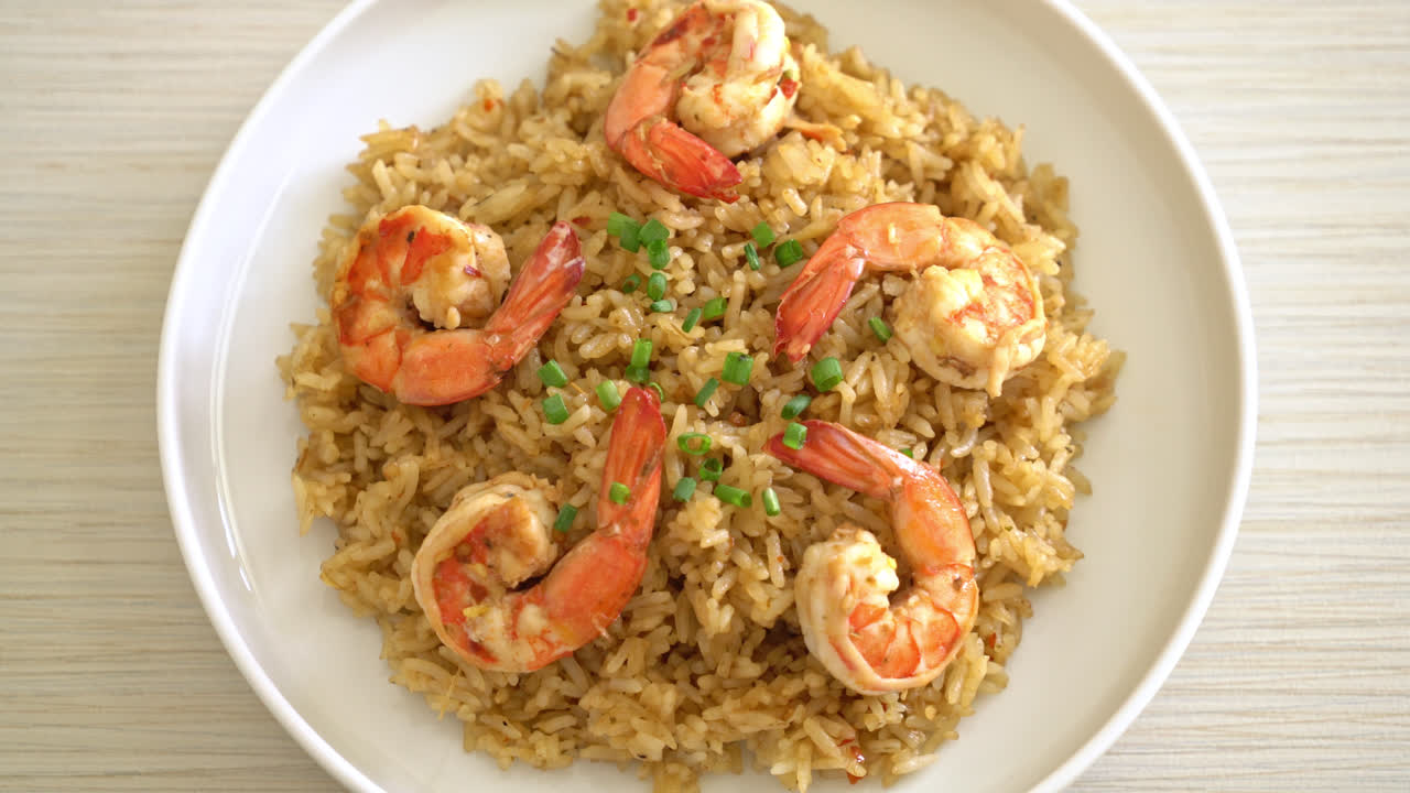 Nasi goreng bawang putih dengan udang