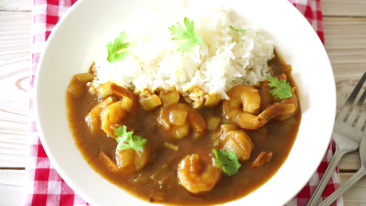 camarones en salsa de curry sobre arroz cubierto