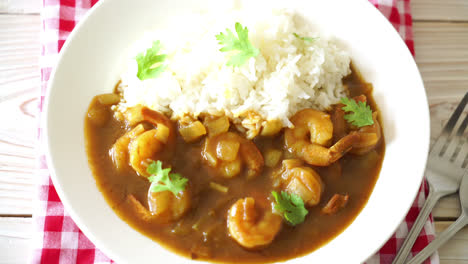 camarones en salsa de curry sobre arroz cubierto