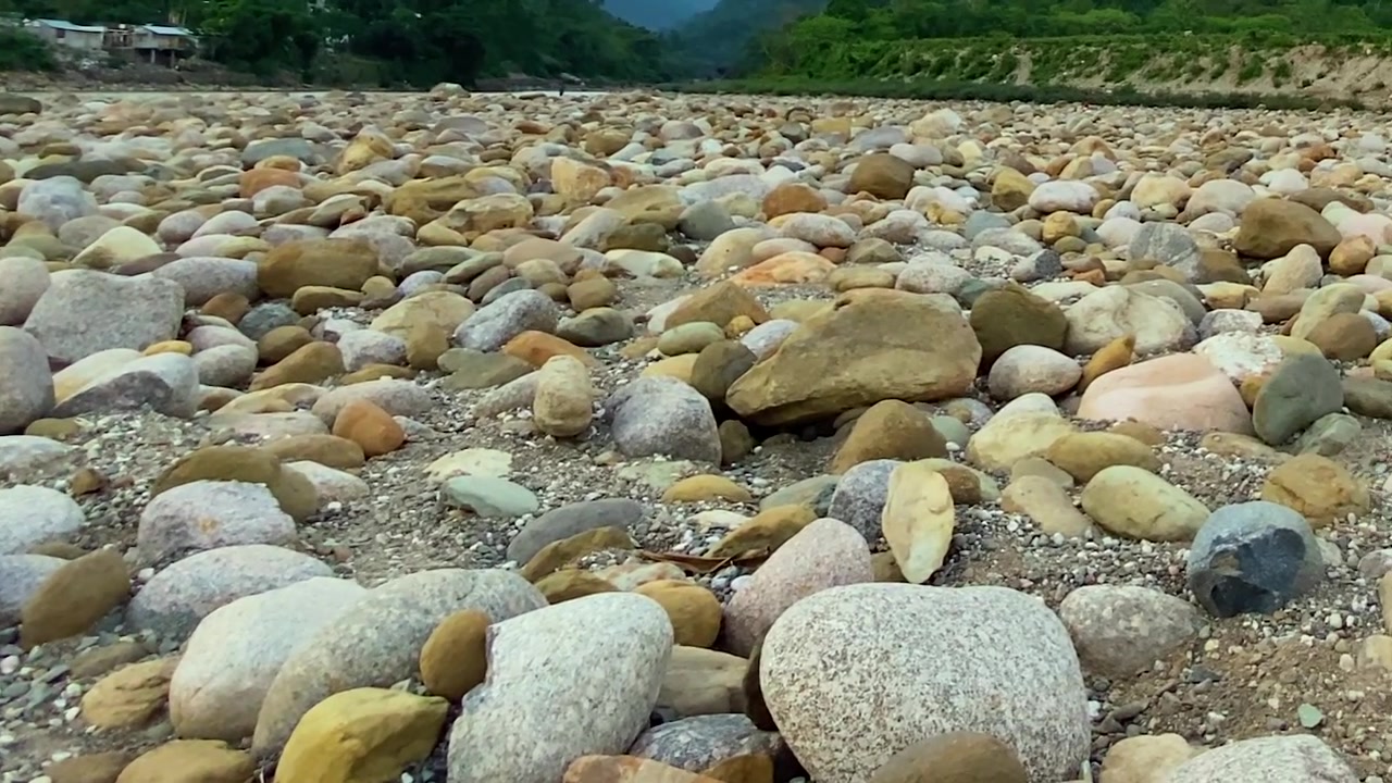Natürliches felsiges Gelände mit glatten Steinen über einem trockenen Flussbett bei Sylhet, Bangladesch