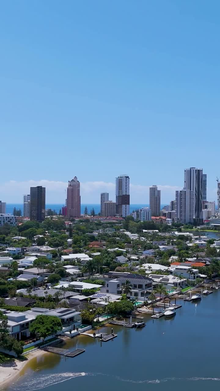 골드코스트의 도시 풍경을 보여주는 드론 영상