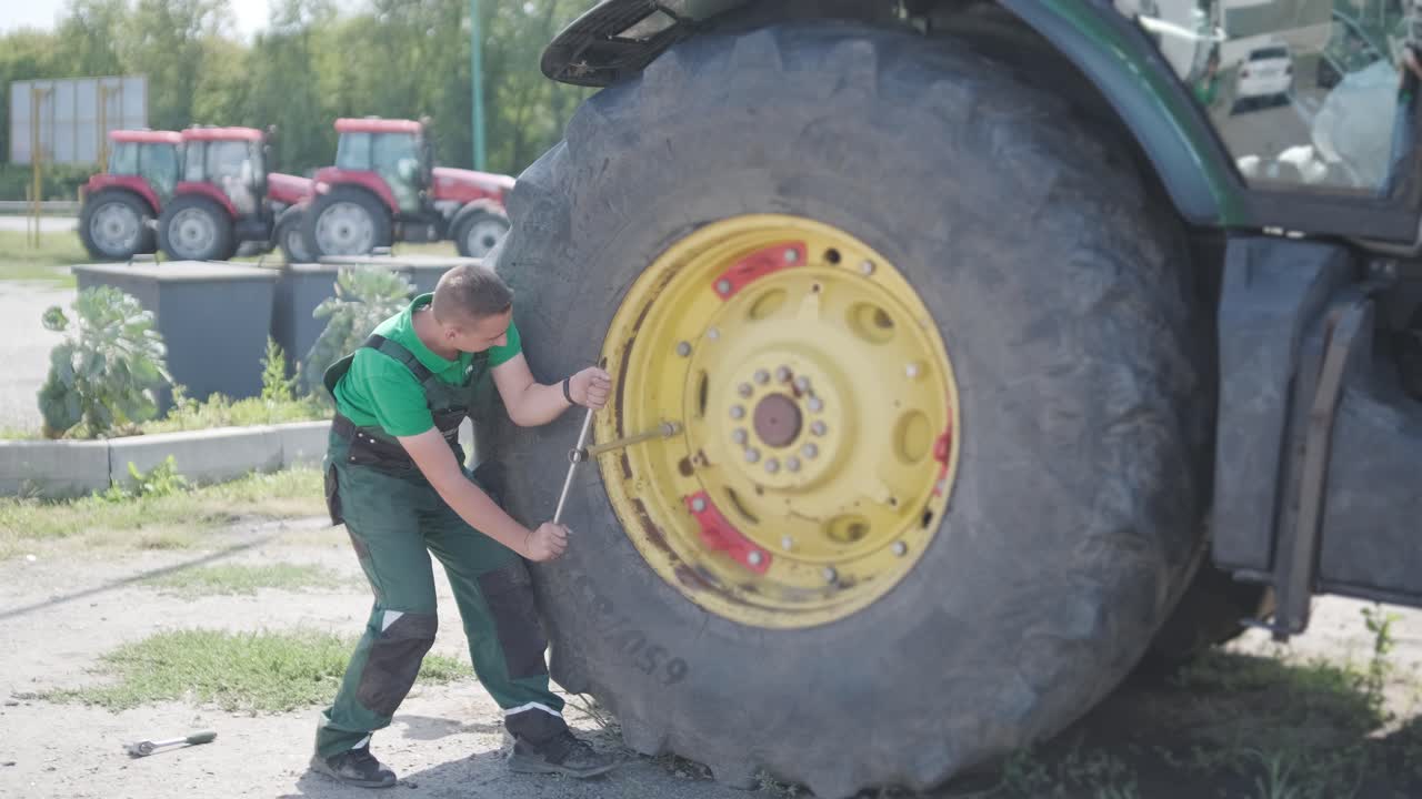 mecánico de agricultores que repara tractores. capó abierto de tractores, motor. reparación de tecnología agrícola