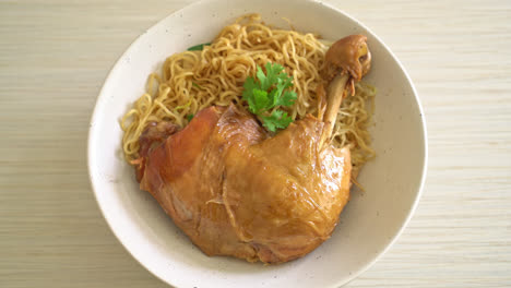 Fideos-Secos-Con-Tazón-De-Pollo-Estofado---Estilo-De-Comida-Asiática