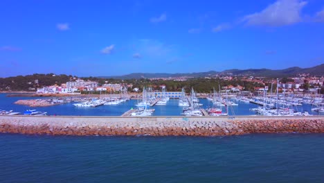 Lateral-traveling-from-left-to-right-on-the-breakwater-jetty-side