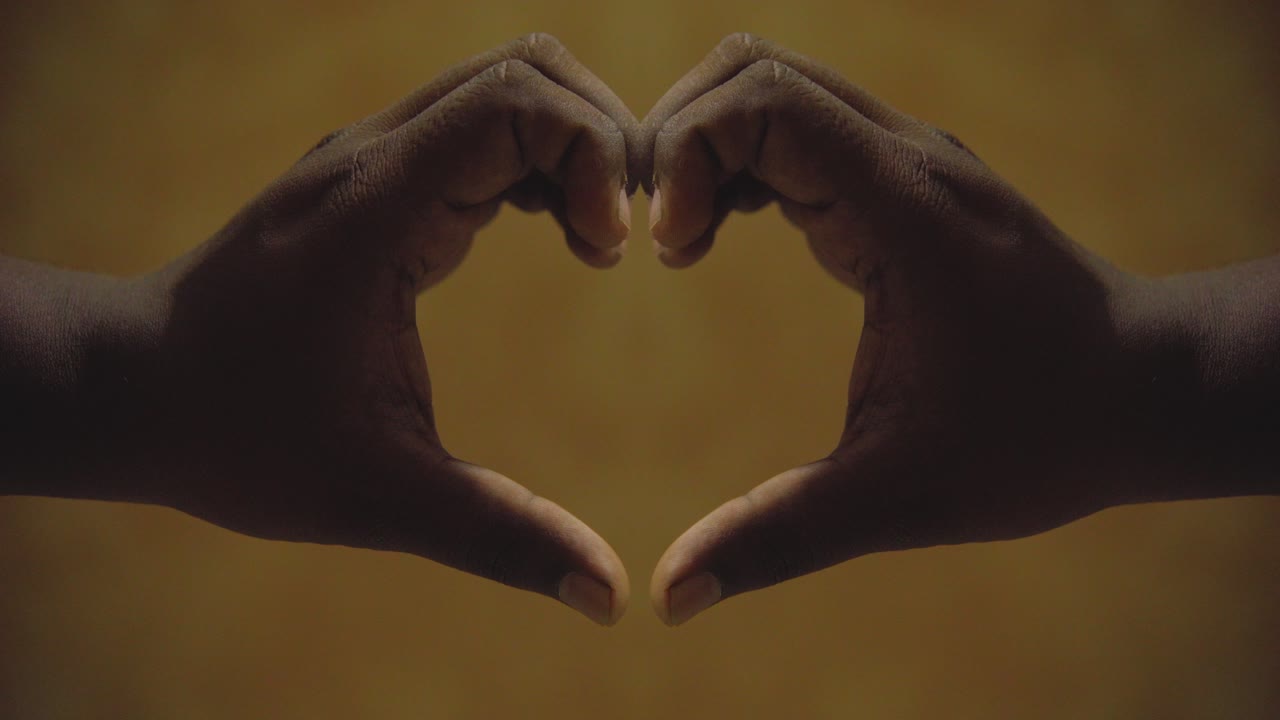 forma de corazón con las manos signo de amor