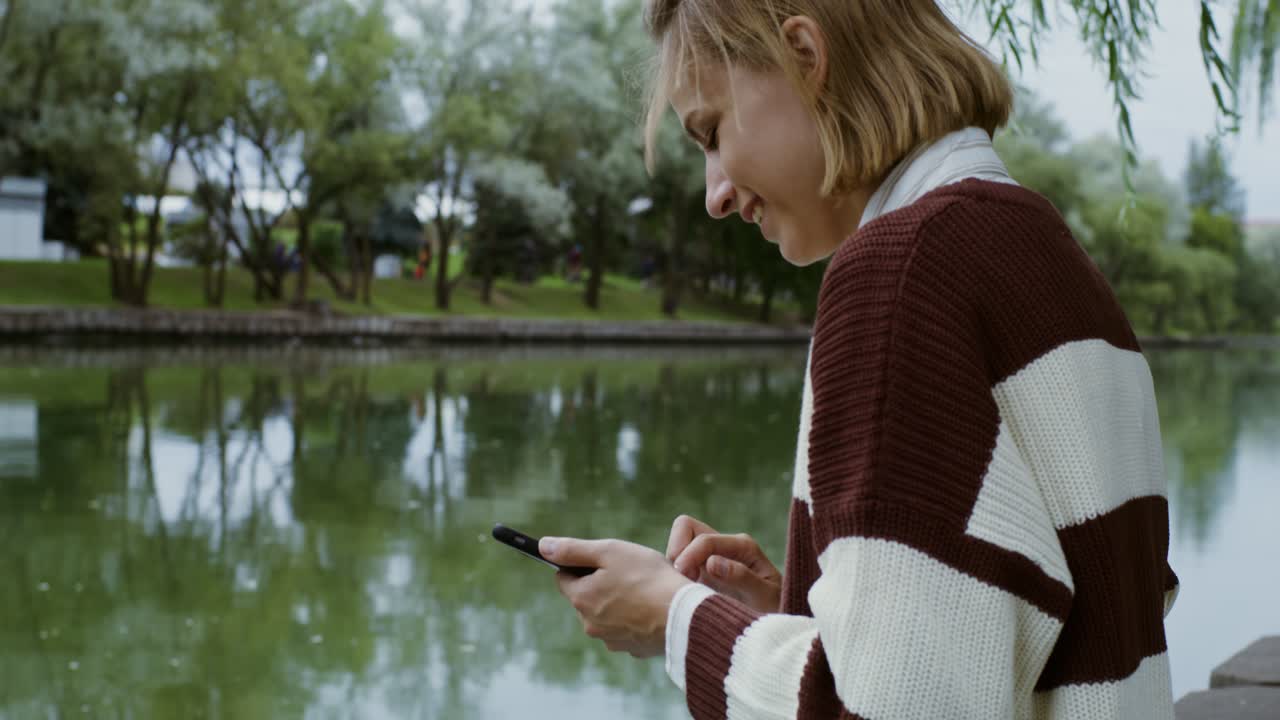 호수 에서 휴식을 취하는 여자