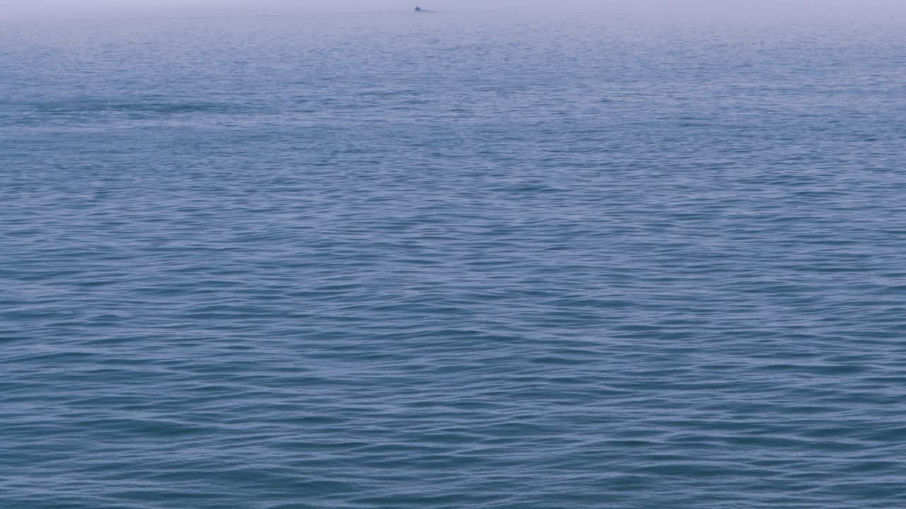 느린 움직임의 파도와 외로움 개념을 설명하는 외로운 작은 배를 가진 넓은 평온한 바다 풍경 4k