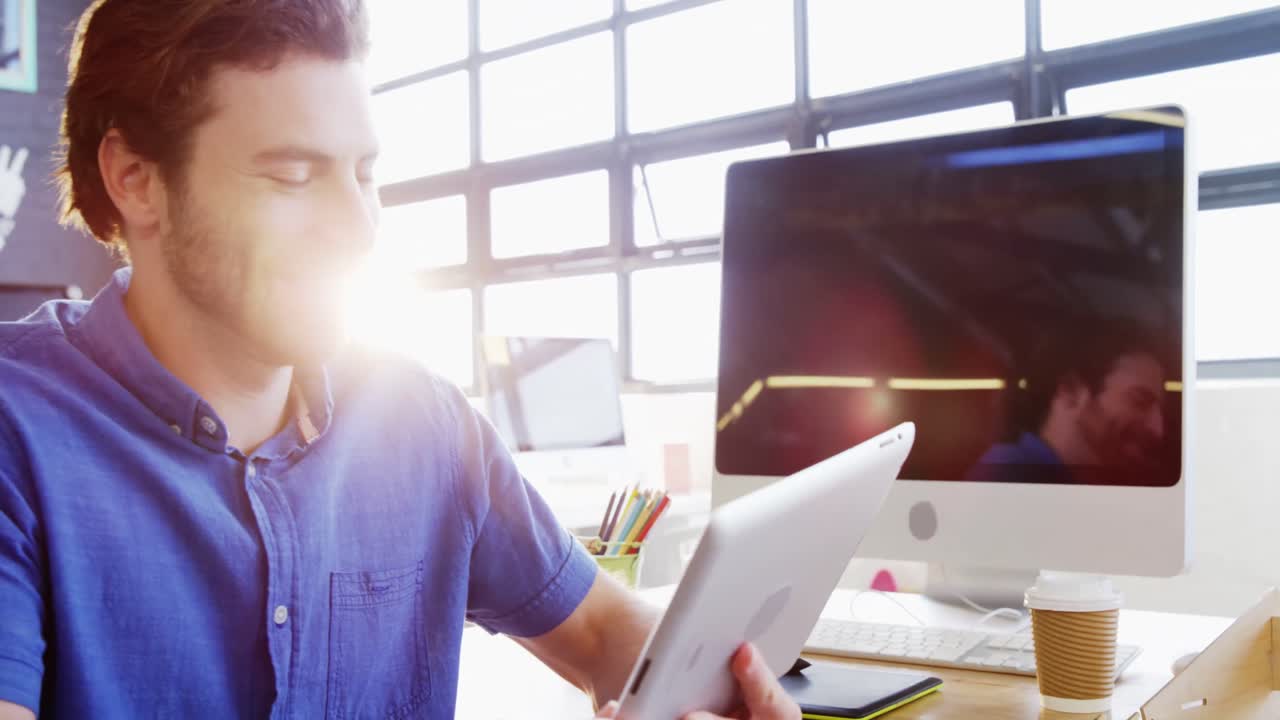 디지털 태블릿을 사용하는 남성 경영자