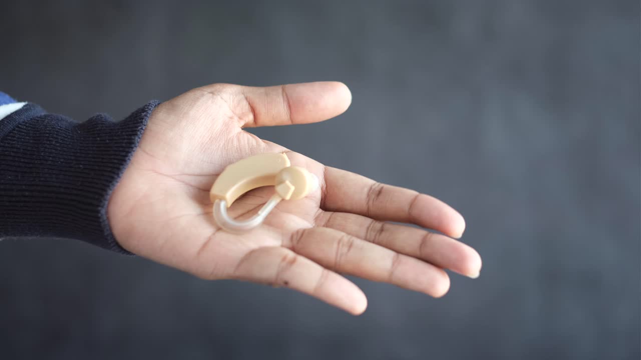 청각장치를 들고 있는 손