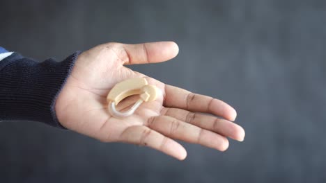 mano con un audífono