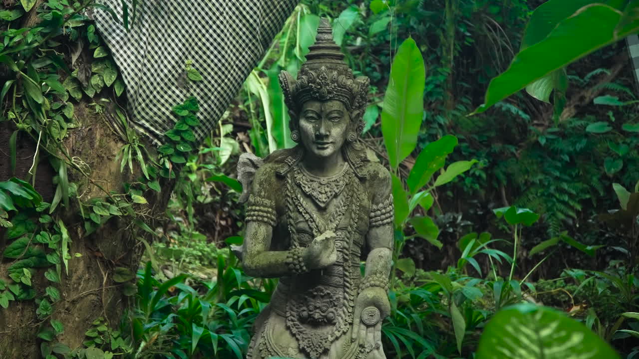 Escultura Balinesa Coberta de Musgo na Selva em Alas Harum, Bali, Indonésia