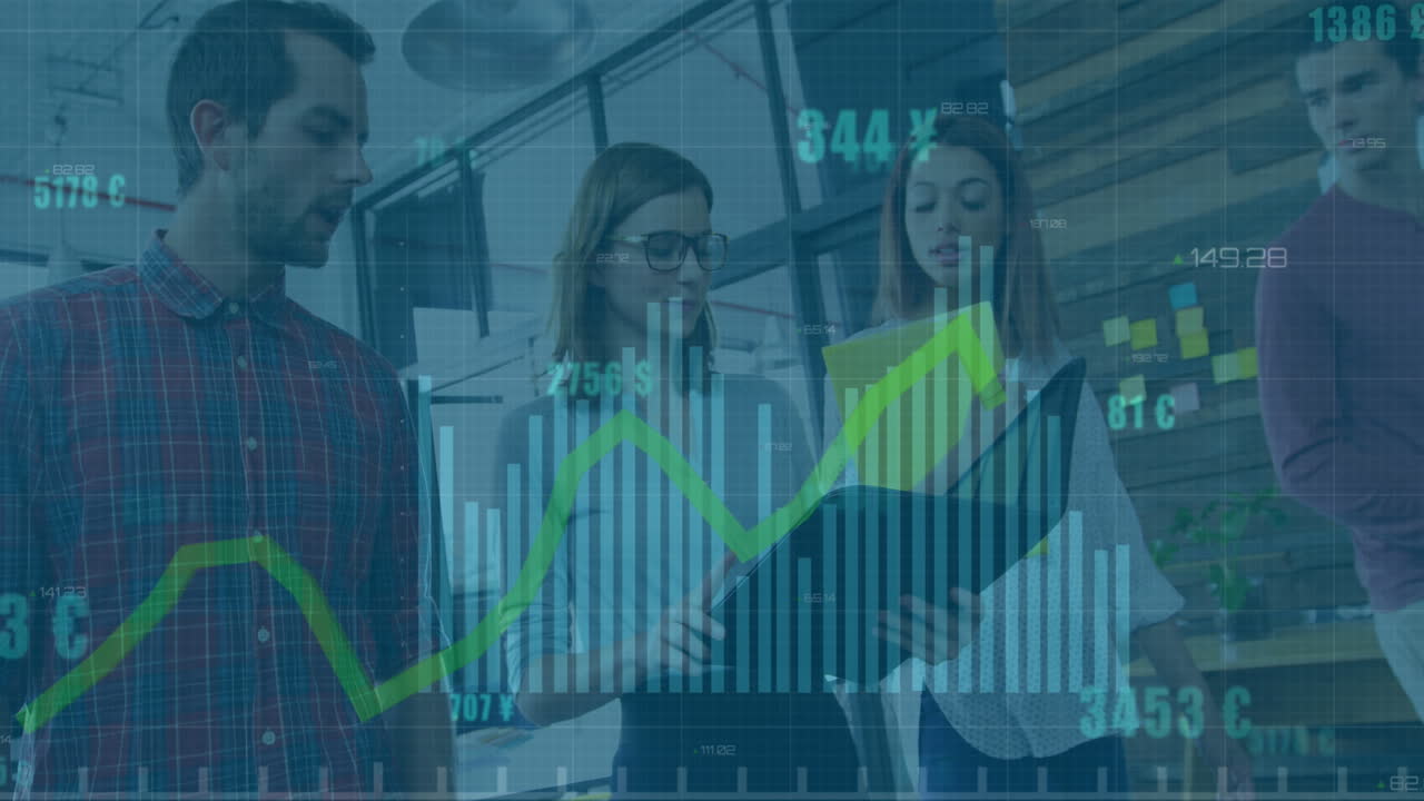 animación del procesamiento de datos financieros con línea verde sobre diversas personas de negocios en la oficina.