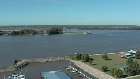 Drohnenaufnahmen-Von-Alton,-Dem-Hafen-Am-Flussufer-Von-Illinois-Und-Dem-Mississippi