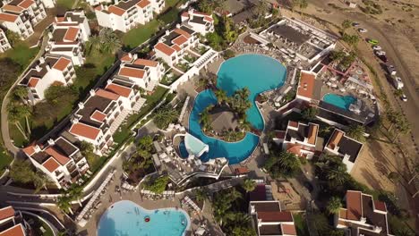 Immobilienaufnahmen-Aus-Der-Luft-Von-Oben-Nach-Unten-Des-Hotelresorts-Fuerteventura-An-Der-Küste,-Reiseziel