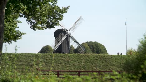 Antiguo-Molino-De-Viento-Histórico-De-La-Ciudad-Fortificada-De-Bourtange,-Países-Bajos