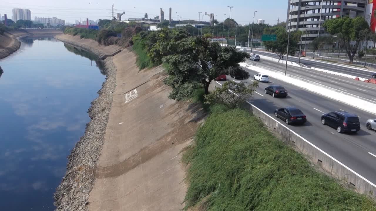 브라질 상파울루의 한계 티에테 고속도로에서 티에테 강과 차량 통행