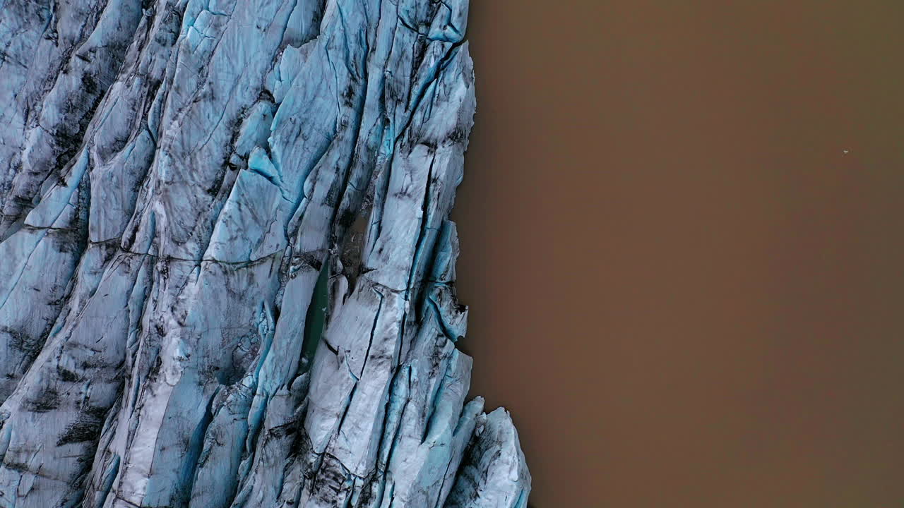 una hermosa vista aérea de la salida del glaciar svinafellsjokull en el sur de islandia - toma aérea