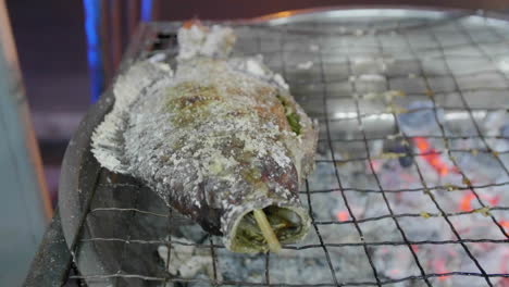 Gesalzener-Fisch-Auf-Dem-Grill-In-Thailand