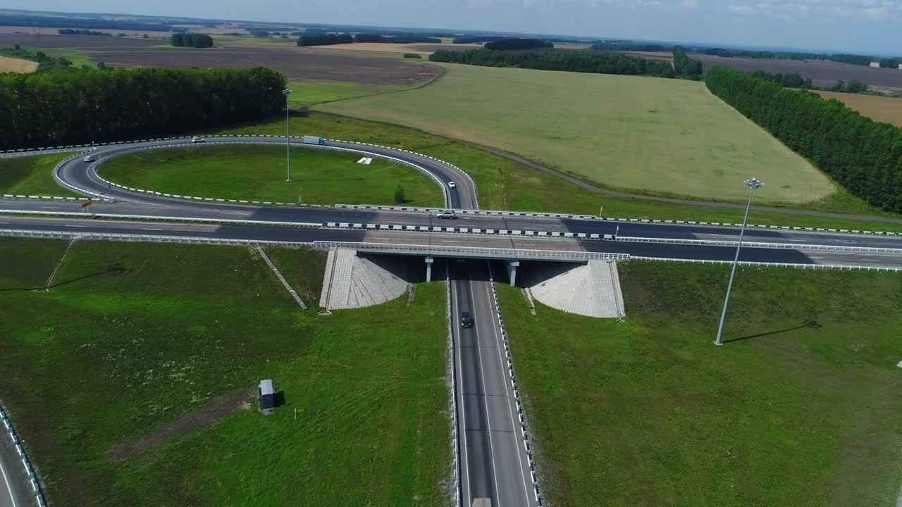 고속도로 교차로에서 볼 수 있습니다.