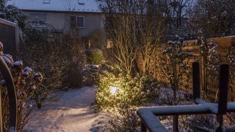 Bewegungszeitraffer-Sequenz-Von-Schneefall-Von-Tag-Zu-Nacht