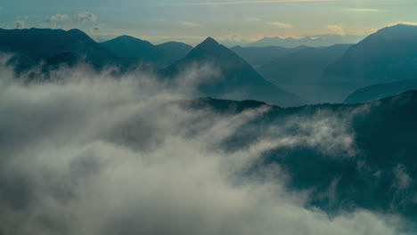 um lapso de tempo de uma montanha triangular em volda, noruega