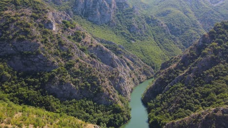 Nordmazedonien-Matka-Canyon-Luftaufnahmen-Von-Drohnen-2.mp4