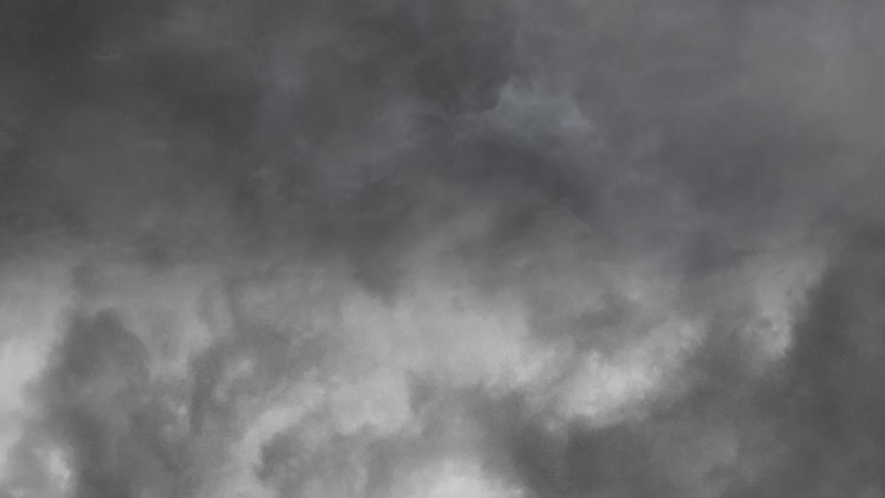 번개가 치고 짙은 회색 구름이 하늘에서 울립니다.