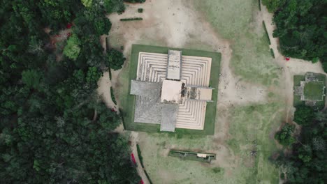 de arriba hacia abajo ruinas mayas chichén itzá aéreo selva pueblos