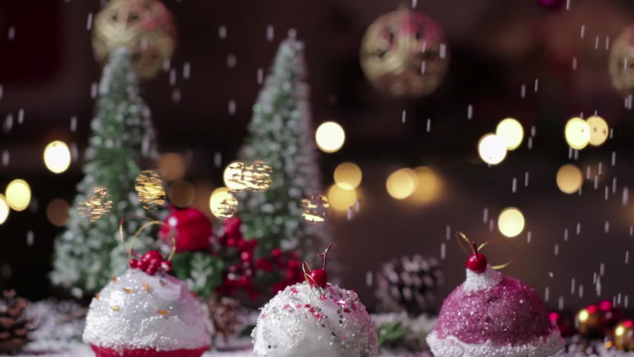 tres adornos de cupcakes navideños inclinados