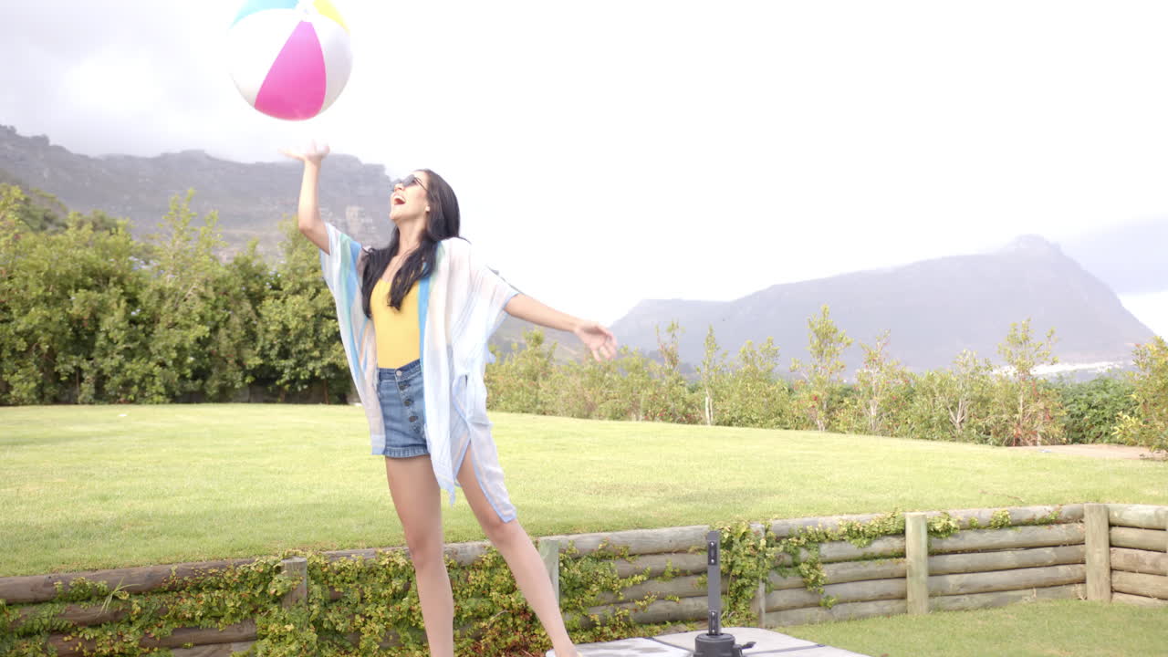 인종 여성이 집 뒷마당에서 밖에서 즐겁게 춤을 춘다.