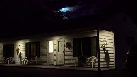 toma de establecimiento de un motel al borde de la carretera bajo la luna llena en la noche 4