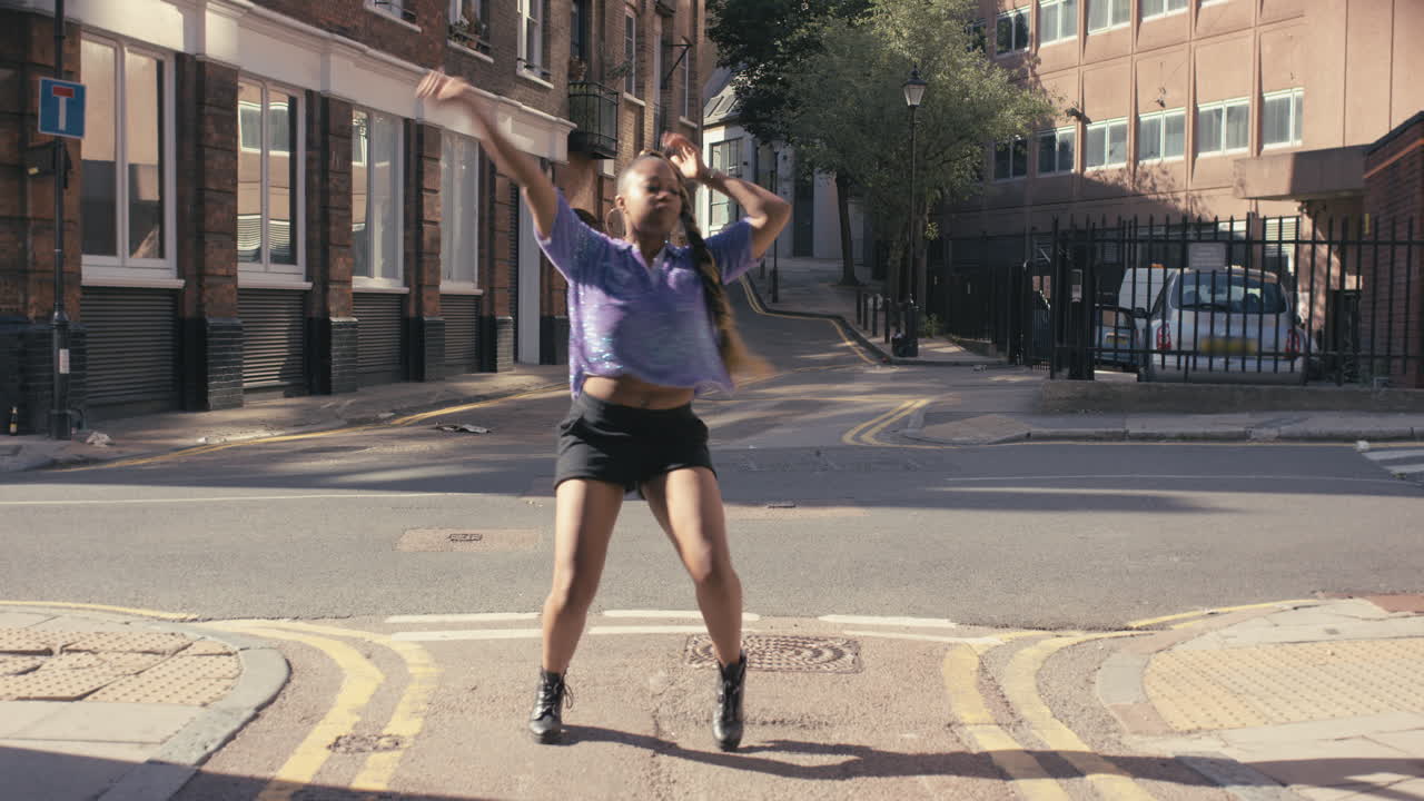 mujer afroamericana bailando en bucle bailarina divertida en la calle haciendo baile funky 4k