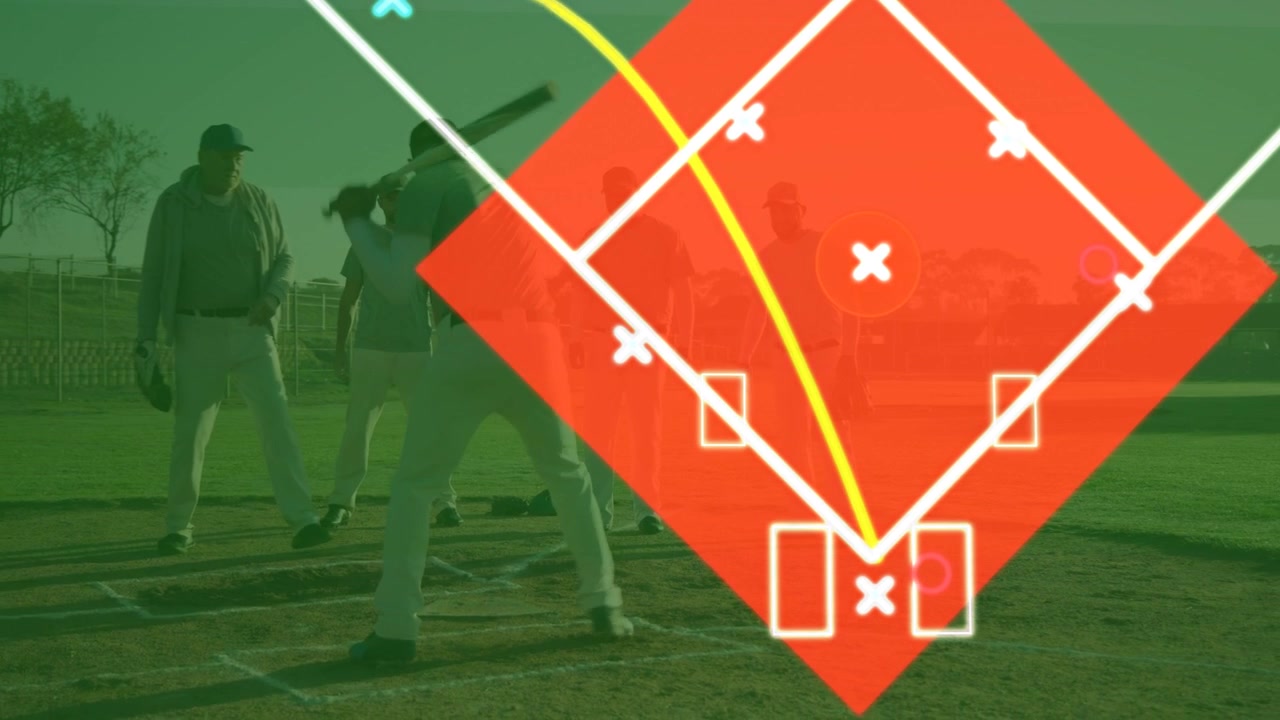 Video verticale: Allenatore senior e uomini che indicano, con un overlay in aumento, mentre un battitore cronometra l'oscillazione della mazza per l'allenamento.