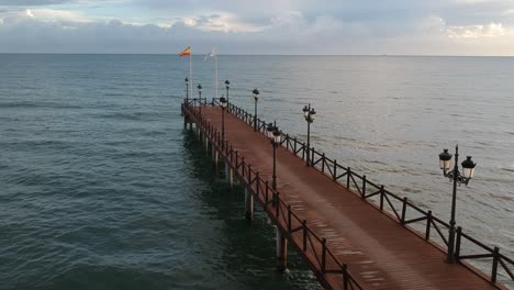 Holzsteg-Am-Mittelmeer-Mit-Menschen,-Die-Darauf-Laufen