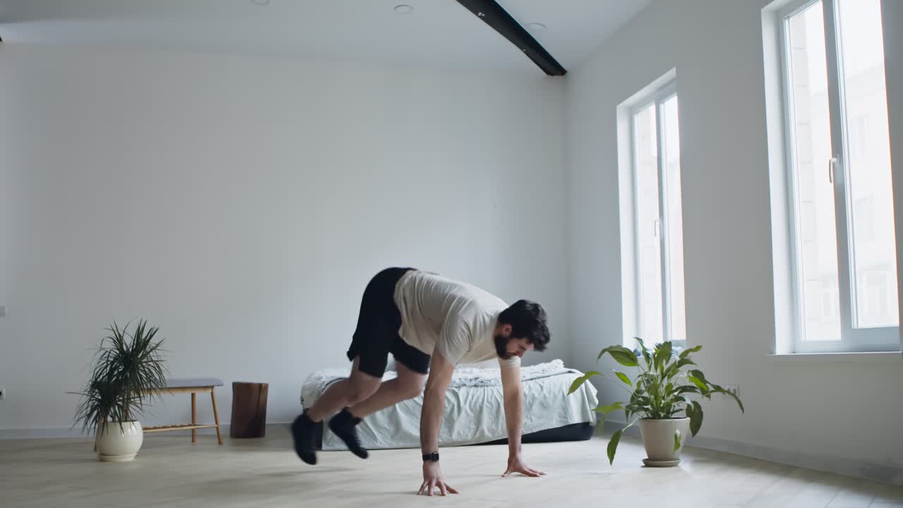 hombre haciendo saltos en casa