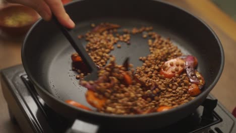lentejas con verduras fritas en sartén