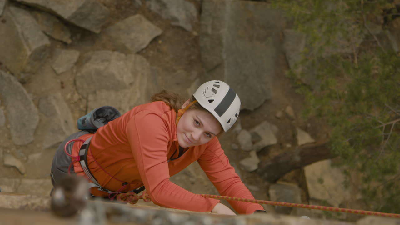 escalador en una roca de pared