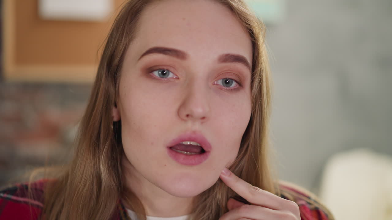 감정적 인 금발 여자 는 tv 를 통해 동영상 을 따르고 의견 을 제시 한다