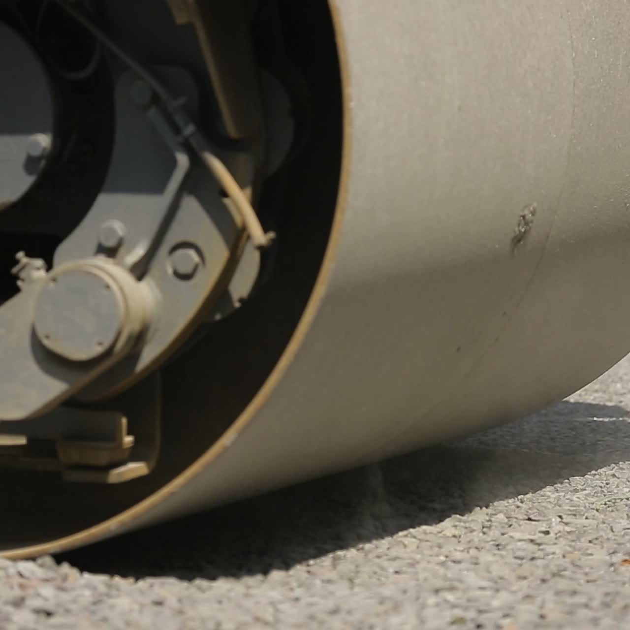 carretera de rodillos que trabaja en una grava