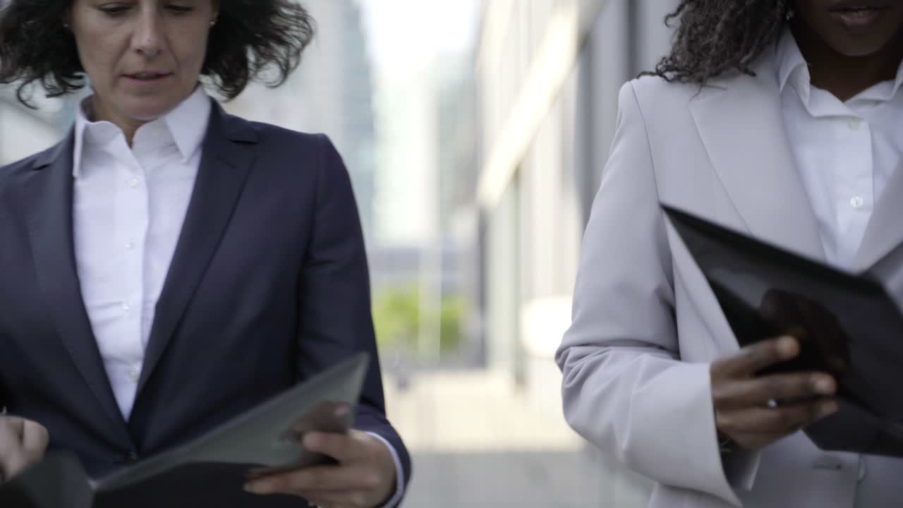Femmes d'affaires multiethniques tenant des dossiers
