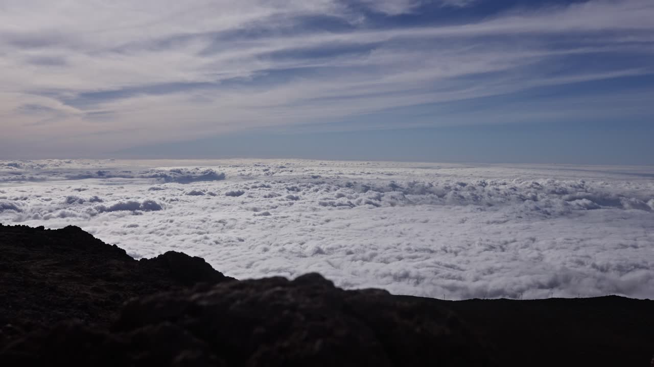 paisaje nublado desde la cumbre de una montaña
