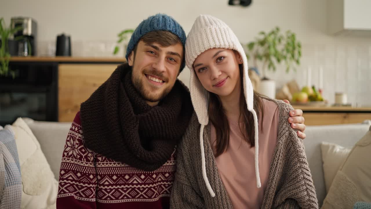 겨울 의 옷 을 입은 행복 한 부부