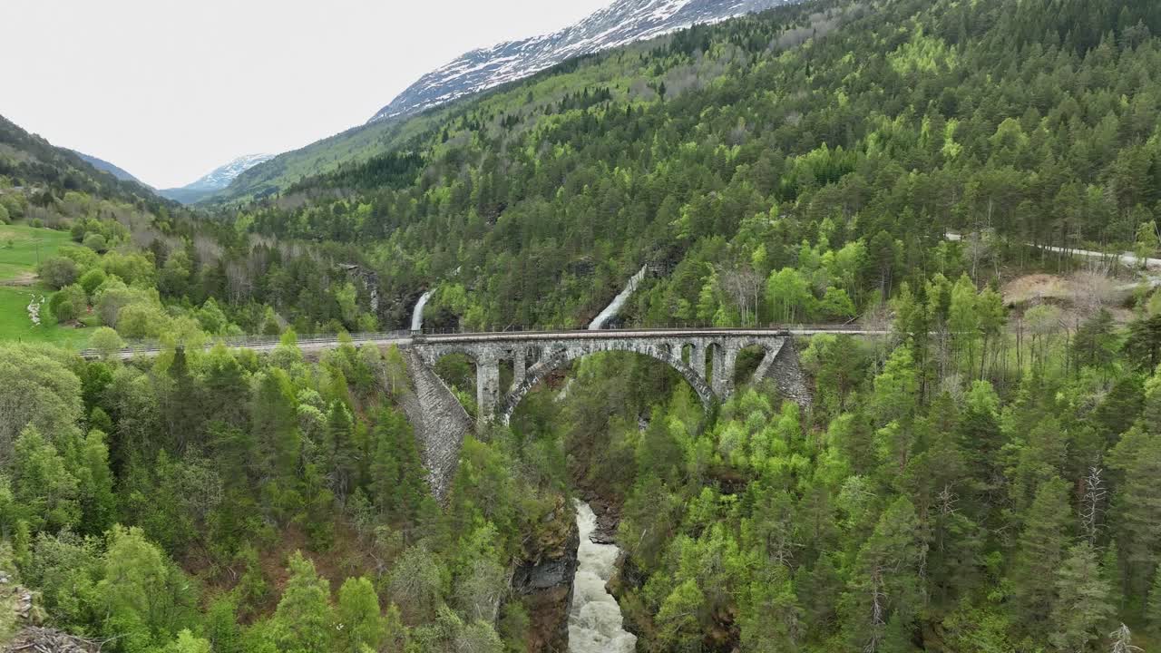 puente ferroviario de kylling en rauma, noruega - desde el aire